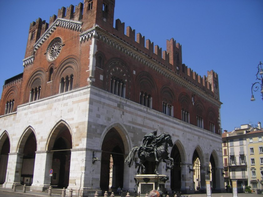piazza cavalli e palazzo gotico